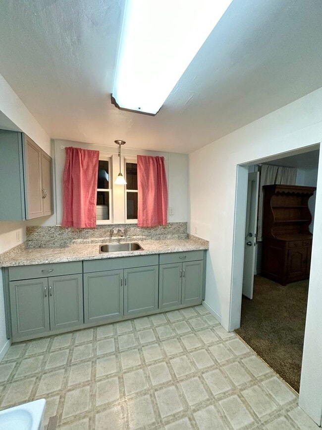 Foto del edificio - Charming 1BD/1BA Avenues Duplex with Screened Porch & Large Backyard—Utilities Included