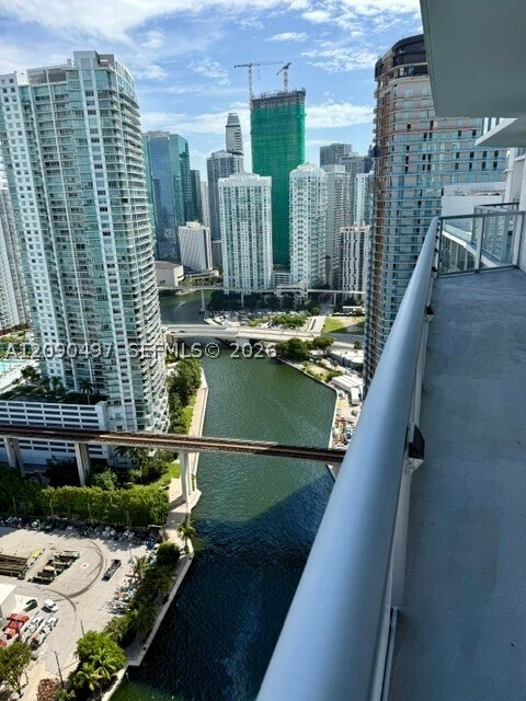 Foto del edificio - 185 SW 7th St