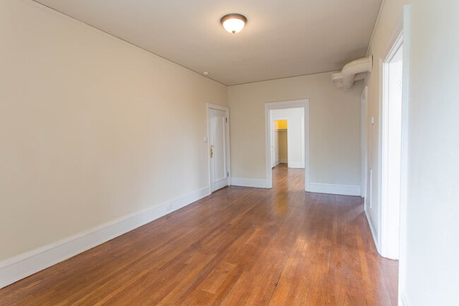 Living Room - 3115 Monument Ave
