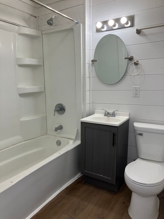 Building Photo - 624 2nd Ave