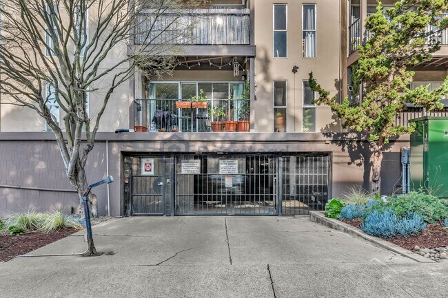 Building Photo - 425 Orange St