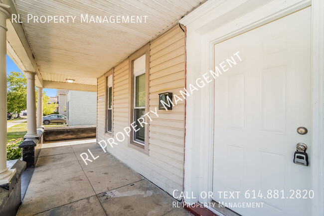 Building Photo - Stunning 2 bedroom 1 bathroom duplex in Ne...