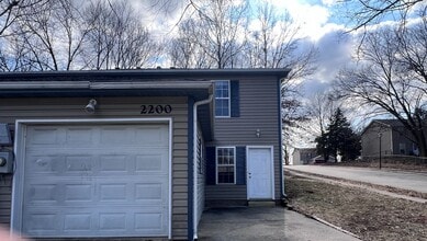 Building Photo - 2200-2202-2202 E Parks Edge Pl