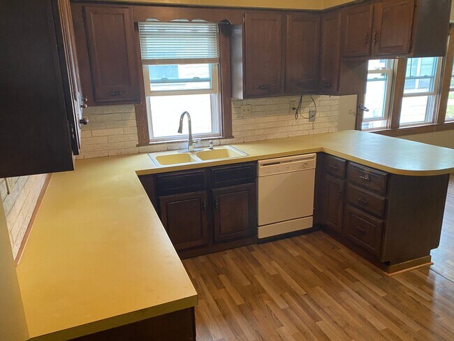 Foto del edificio - Spacious 5 - Bedroom Home for Lease in Akron