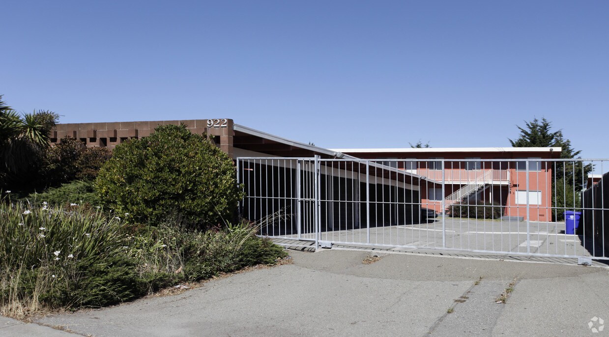 Primary Photo - 922 Carlson Blvd