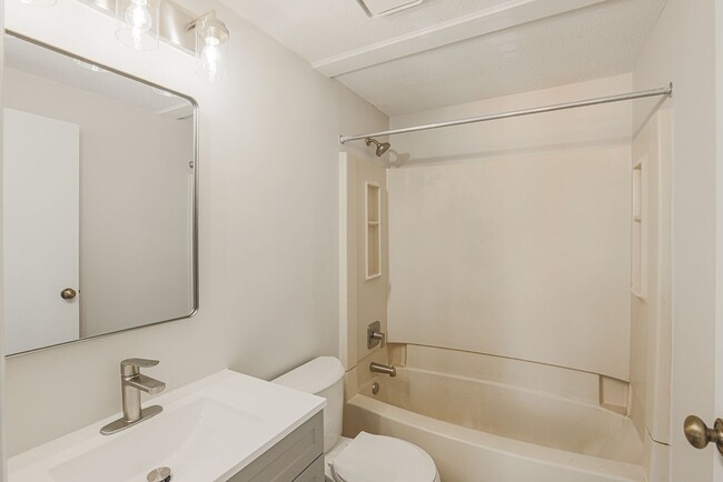 Building Photo - JUST RENOVATED Huge 3 bedroom 3 bathroom t...
