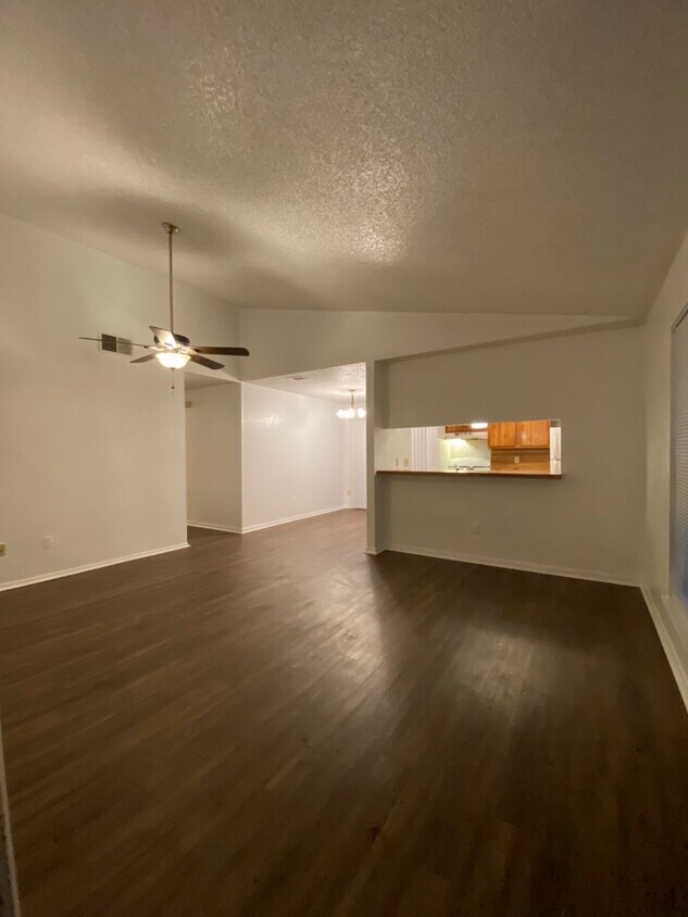 Sala de estar, comedor, cocina - 4502 Brown Bark Pl