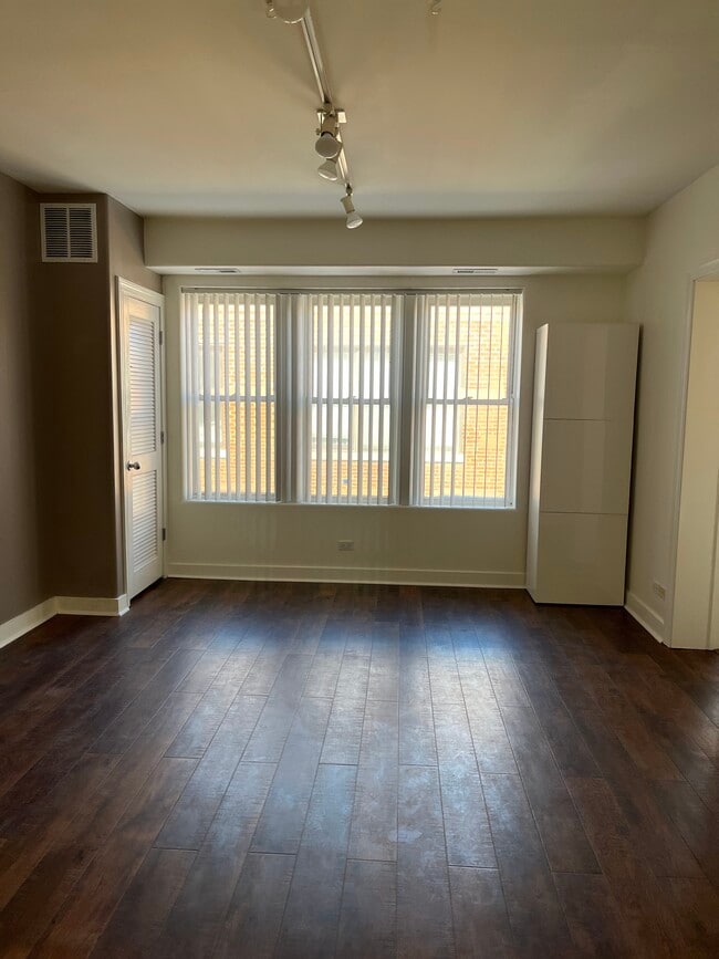 Living Room - 3946 N Lowell Ave