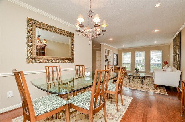 Building Photo - 8972 Chatsworth Dr