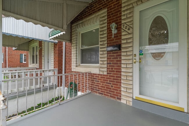Building Photo - 204 Kingston Rd