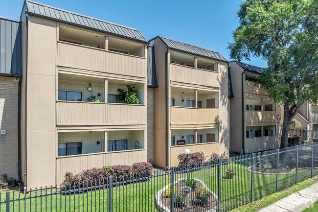 8415-8429 Hearth Dr - Suplente - Hearthwood Condo