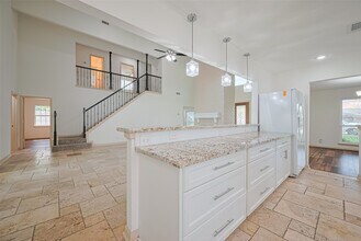 Building Photo - 982 W Donovan St Building Photo - 982 W Donovan St