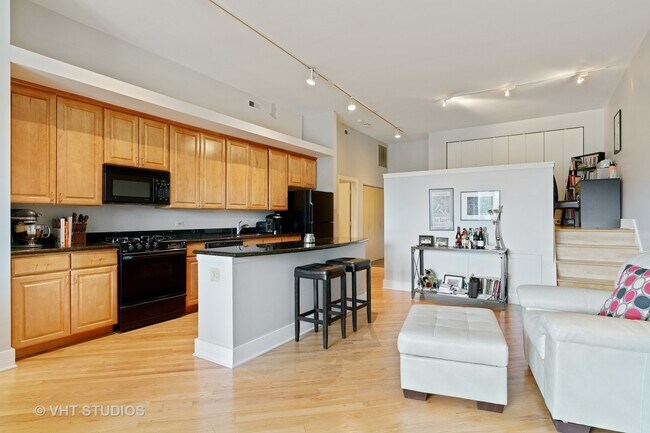 Building Photo - 2533 N Ashland Ave
