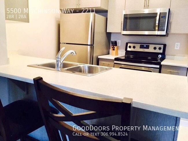 Building Photo - Fully Furnished 2 Bed+Den 2 Bathroom