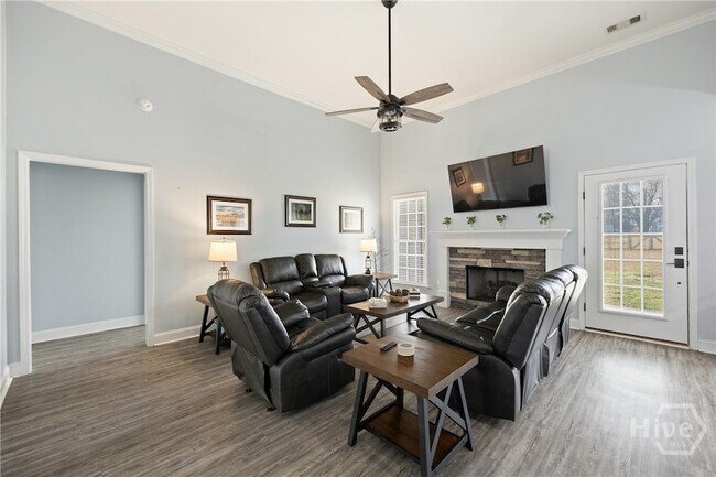 Foto del edificio - 440 Rivercrest Dr