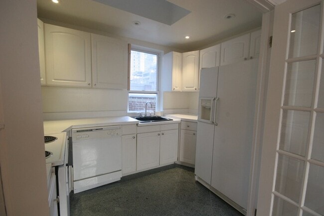 Building Photo - 55 W 55th St