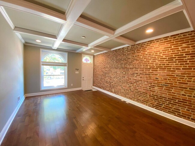 Building Photo - Immaculate 2 Bed/3 Bath Renovated Townhome...