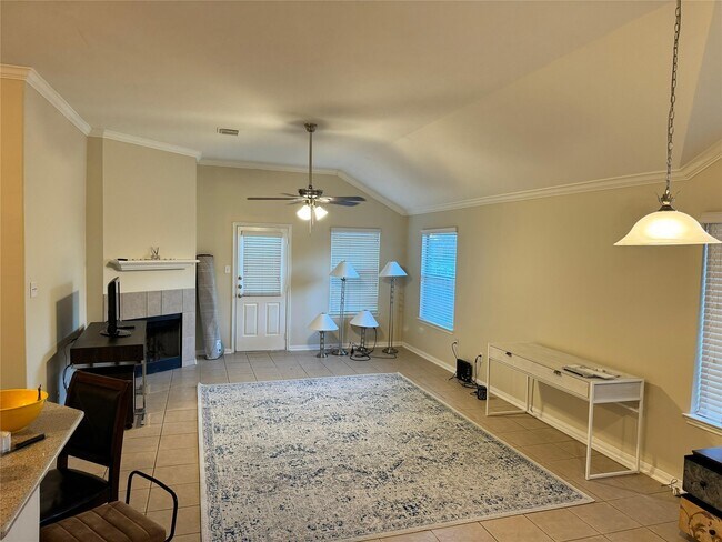 Foto del edificio - 835 Dracena Ct