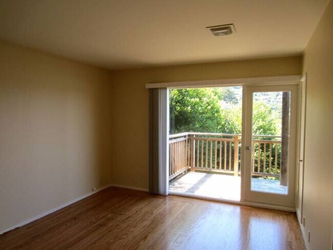 Bedroom - 72 Edwards Ave