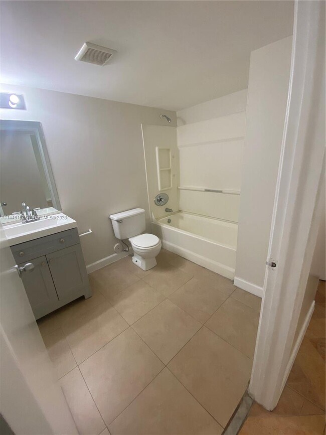 Foto del edificio - 6115 NW 186th St