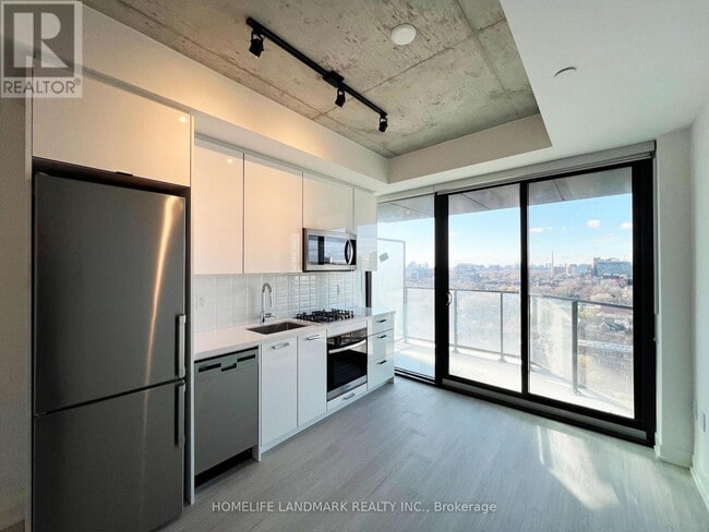 Building Photo - 195 McCaul St