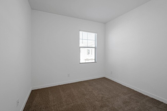 Foto del edificio - Like New Luxurious Modern 3 Bedroom 2 Bath...