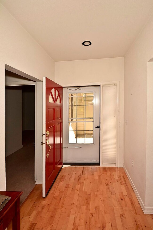 Building Photo - 1 bedroom/1 bath/den/1 car garage condo in...