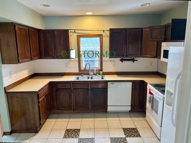 Building Photo - 626 Oak St NE