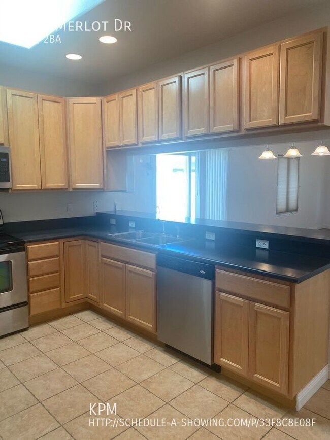 Building Photo - 2 BED | 2 BATH | TOWNHOME | SINGLE CAR GAR...