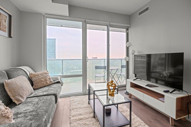 Building Photo - 501 Yonge St