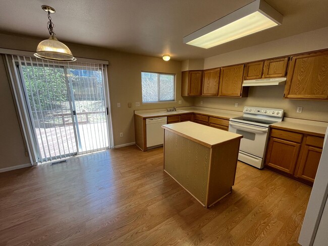 Building Photo - 3 bed/2.5 bath Available now! Milestone RES