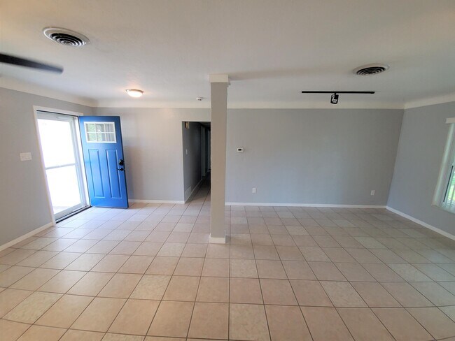 Building Photo - 1041 Indian Rocks Rd