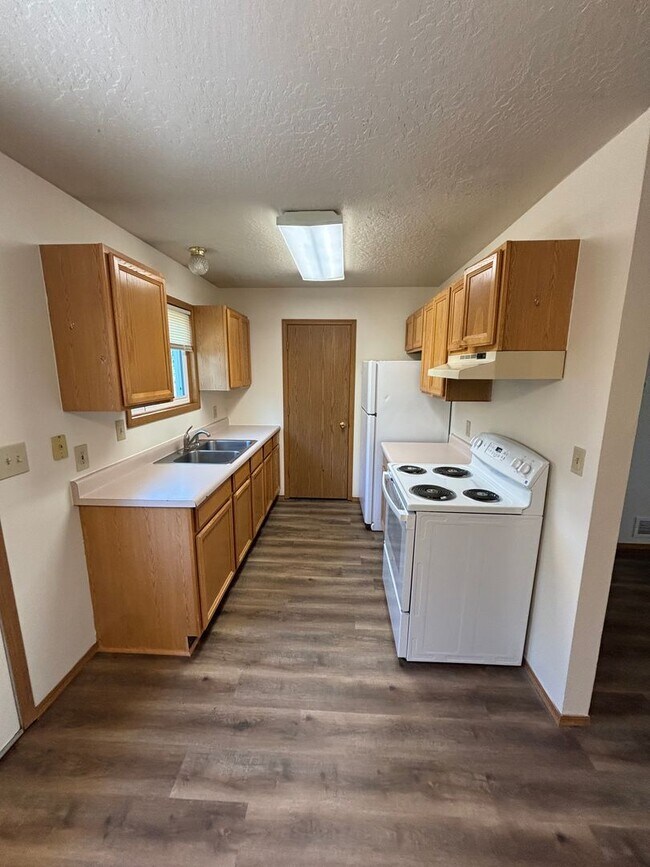 Foto del edificio - 727 Hendrickson Dr