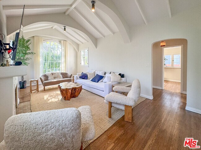 Foto del edificio - 345 Westbourne Dr