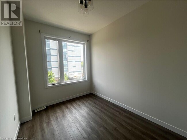 Photo du bâtiment - 650 Victoria St S