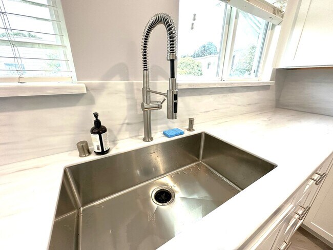 Building Photo - EPIC REA: Bright 1bd/1ba Condo with Washer/Dryer in unit and Parking!