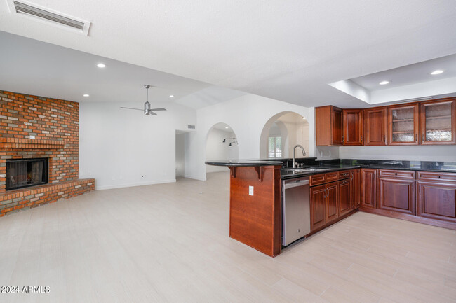 Building Photo - 507 E Caribbean Ln
