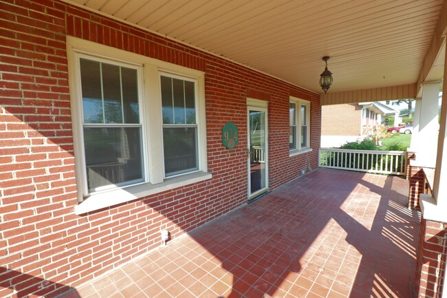 Building Photo - 914 Roanoke Blvd