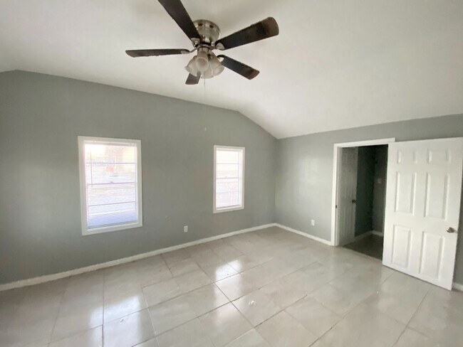 Foto del edificio - Cute 3 bedroom/1 bath with a Brand New Kit...