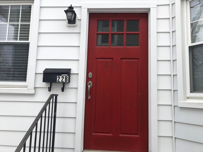 Private Entrance - 22 Locust St