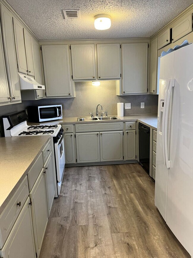 Building Photo - Cozy 3-Bed Home with Carport - $1095/mo - ...