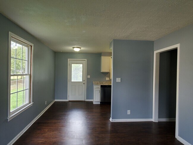Foto del edificio - $1250- Great 3 Bedroom Located Minutes Fro...