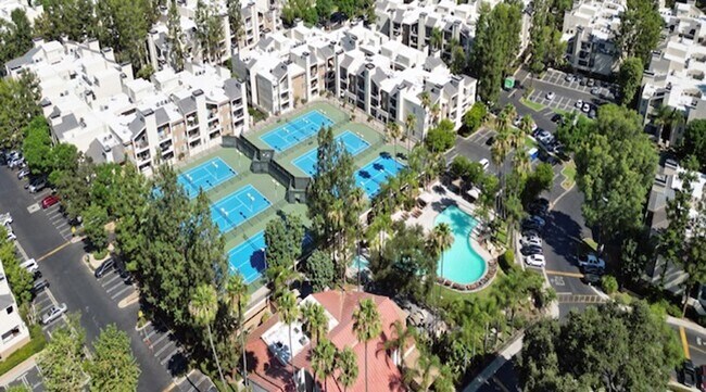 Building Photo - 2 Bedroom 2 Bathroom Plus Loft in Prime Woodland Hills