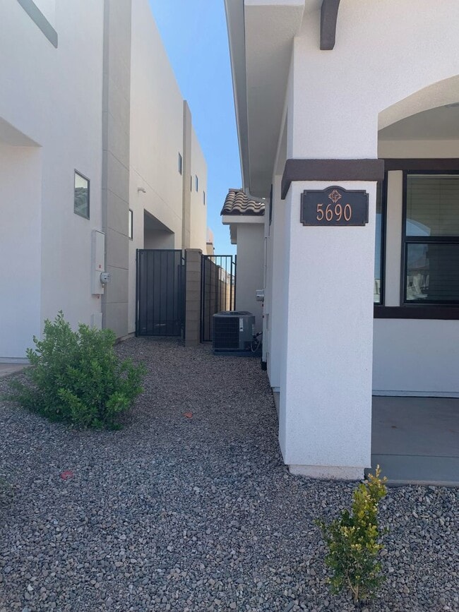 Building Photo - 5690 S Garnet Dr