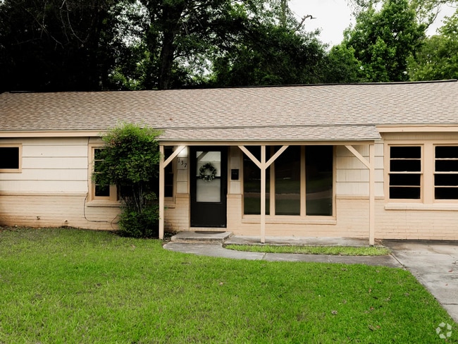 Building Photo - 137 Country Club Cir
