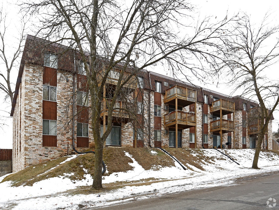 Amberwood Place Apartments in Saint Paul, MN
