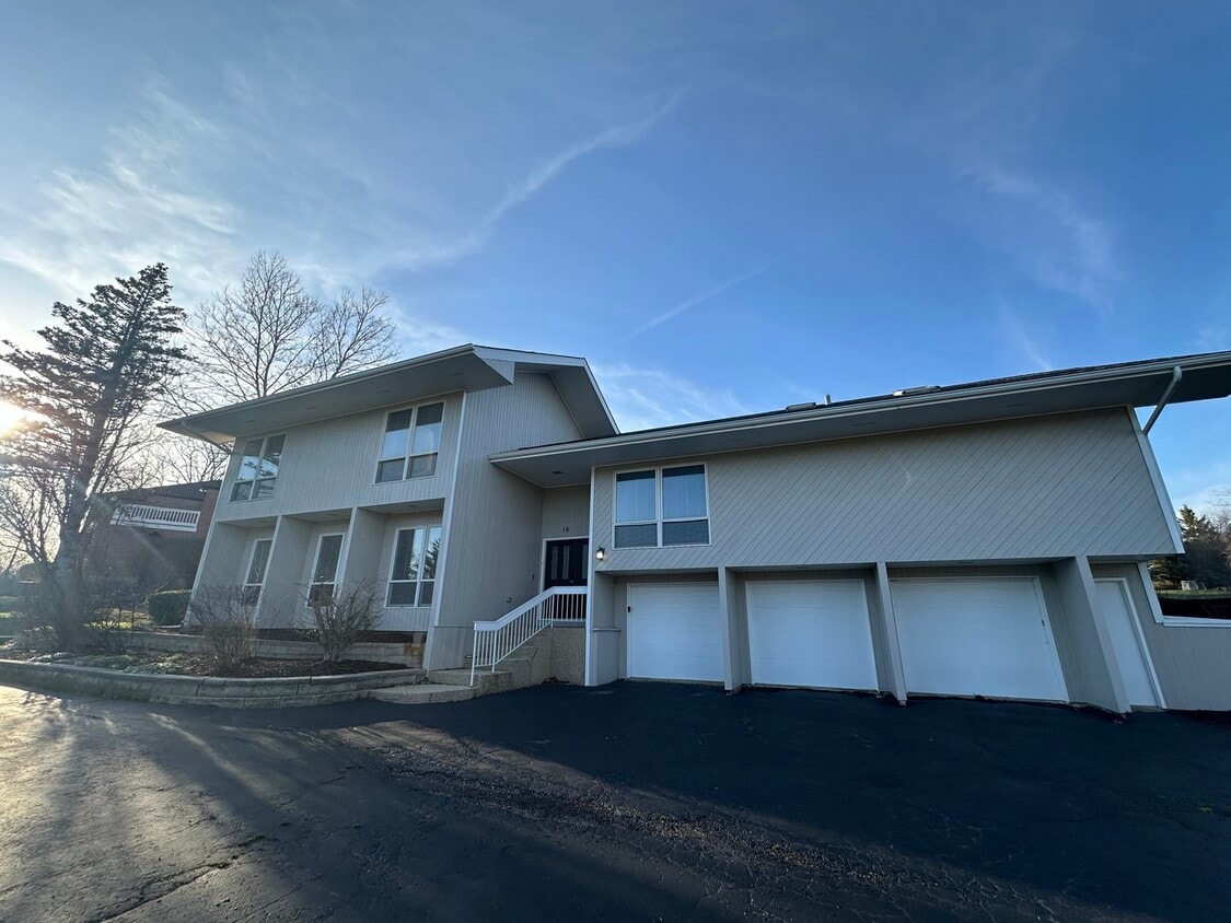 16 Horseshoe Ln, Lemont, IL 60439 House Rental in Lemont, IL