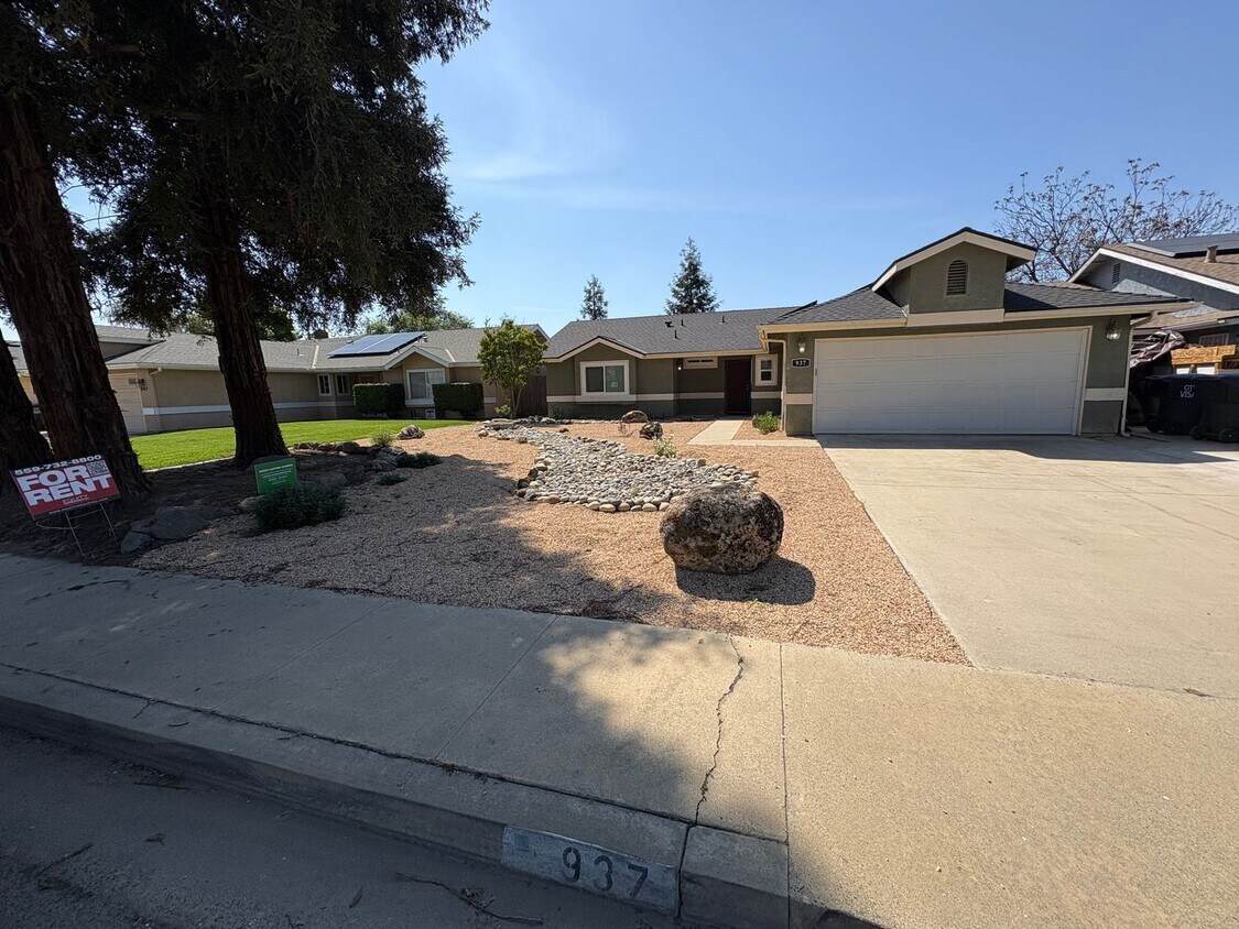 Primary Photo - Newly remodeled SE Visalia home Available ...