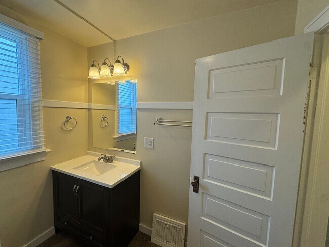 Foto del edificio - 922 E Ermina Ave