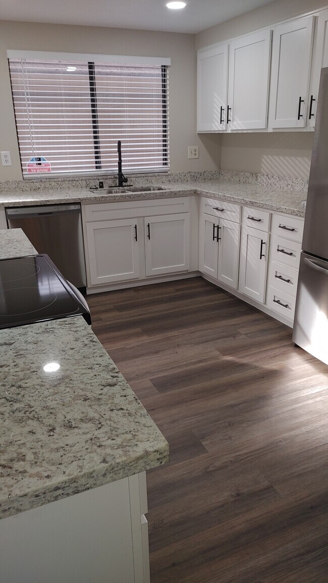 Foto del edificio - 8105 Red Sherry Ln